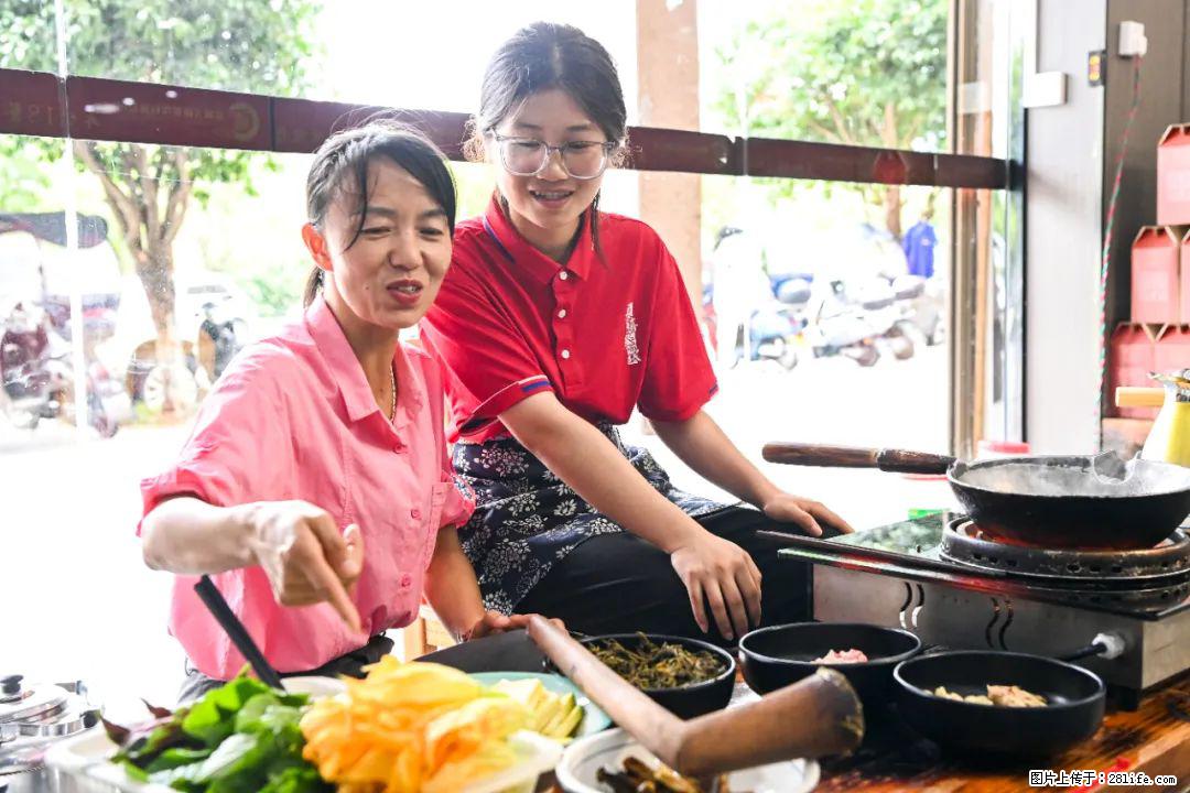 全网追的“扁担女孩”，找了一份暑假工，时薪12元 - 信阳生活资讯 - 信阳28生活网 xy.28life.com