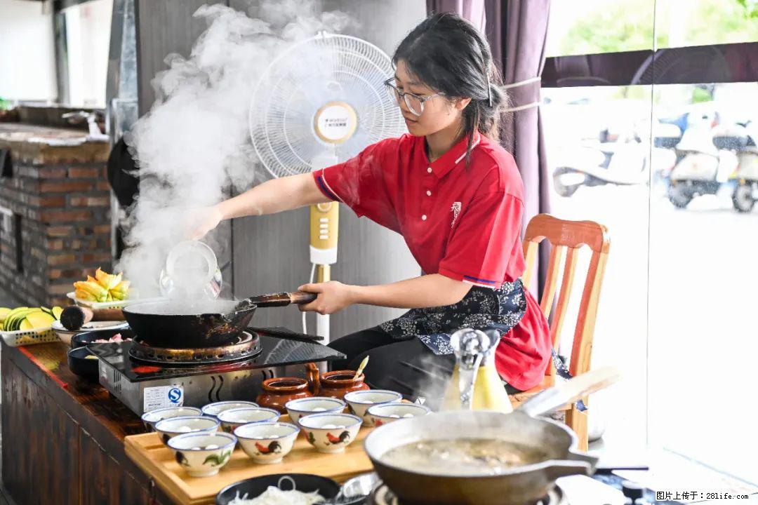 全网追的“扁担女孩”，找了一份暑假工，时薪12元 - 信阳生活资讯 - 信阳28生活网 xy.28life.com
